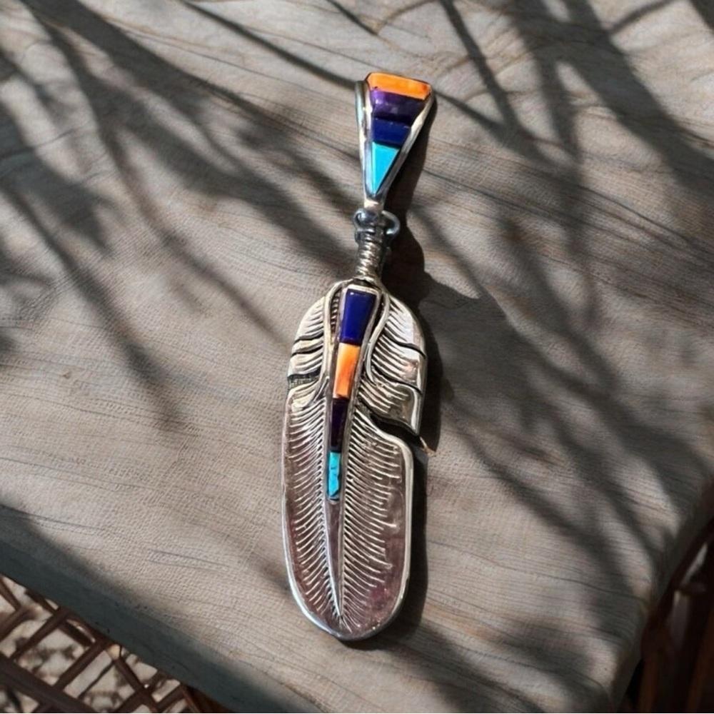 Vintage Christin Wolf feather stone inlay sterling silver pendant. 30+ years old - Picture 5 of 16